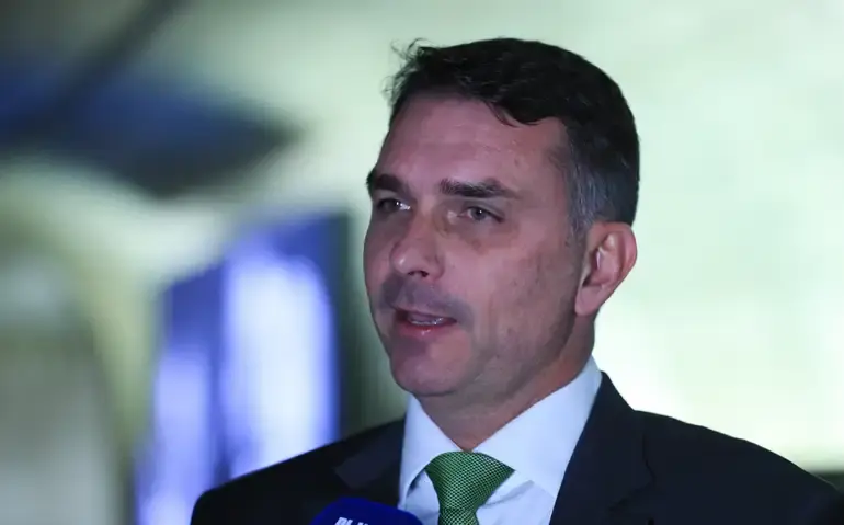 Flávio Bolsonaro ironiza episódio da faixa com a palavra “ladrão” em Presidente Prudente