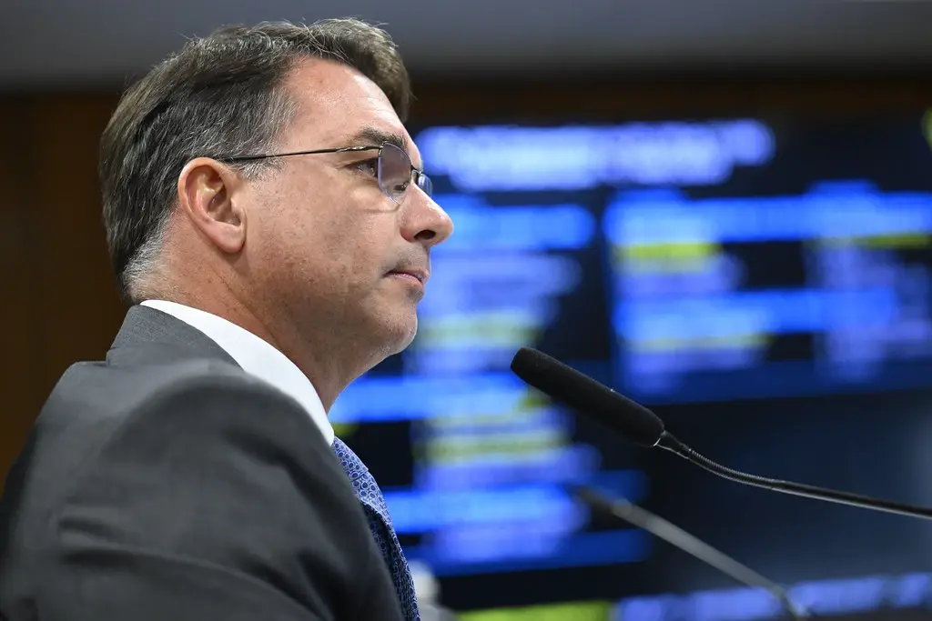 Flávio se manifesta ao saber de inquérito ordenado por Moraes