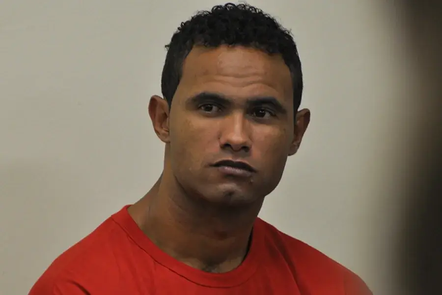 Foragido, goleiro Bruno processa Facebook e tenta “fugir” de audiência