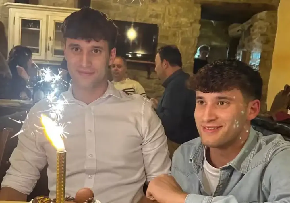 Gêmeos são achados mortos abraçados após descarga elétrica