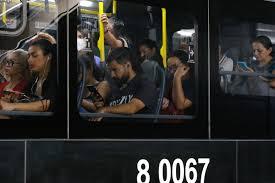 Golpe com 'falso vômito' em ônibus de SP leva a furtos de celulares; vítimas relatam ação rápida e em grupo