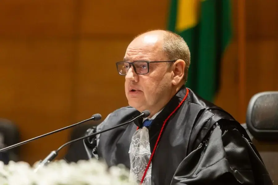 Governador interino do RJ dobra salário com viagens para a Europa