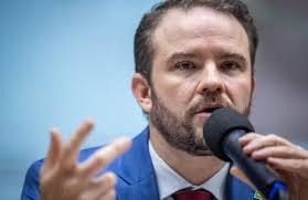 Governo vai liberar uso de FGTS em programa para brasileiros endividados, diz Durigan