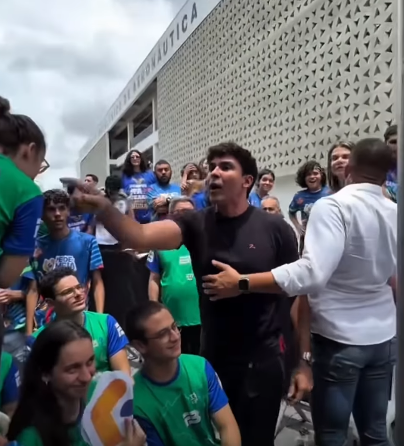 Homem é detido por questionar Lula durante evento no Ceará