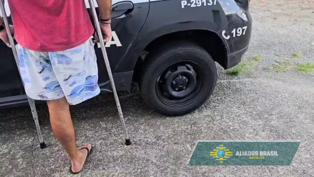 Homem sem uma perna é preso após agredir esposa com chute em SP