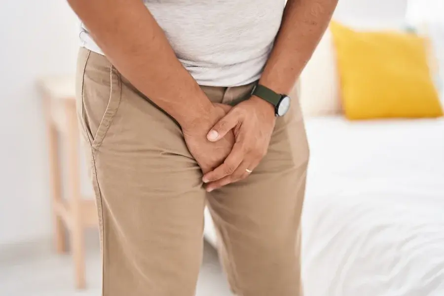 Homens que não se secam após urinar correm mais risco de ter doenças. Entenda