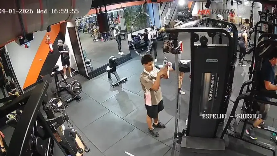 Jovem tem joelhos esmagados por 160 kg em academia: “Cinto soltou”. Veja vídeo