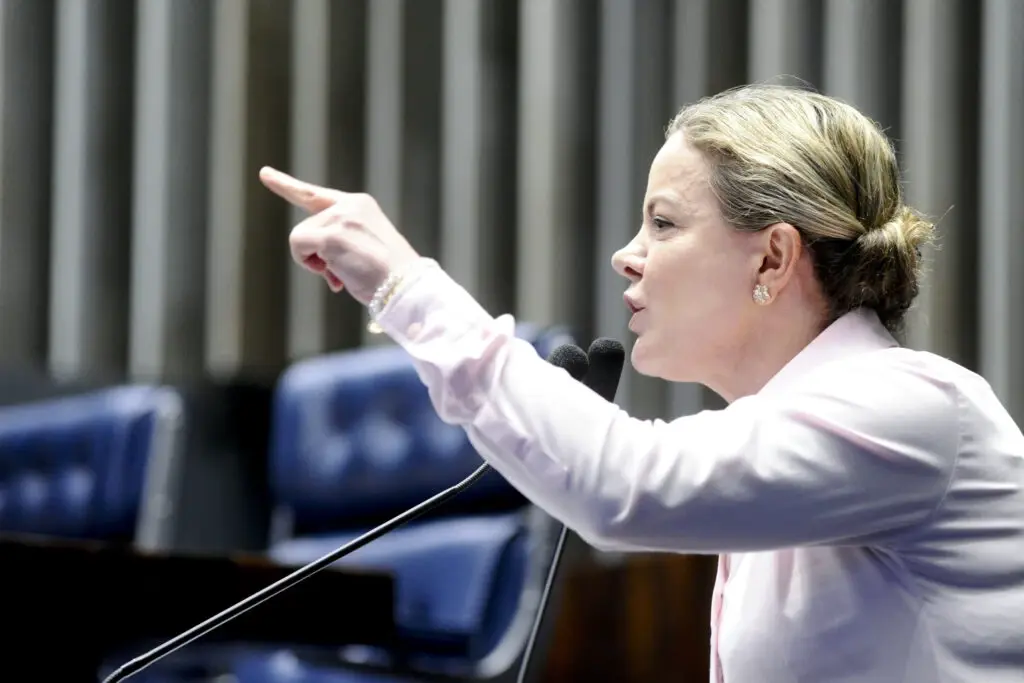 Justiça condena Gustavo Gayer a pagar indenização a Gleisi