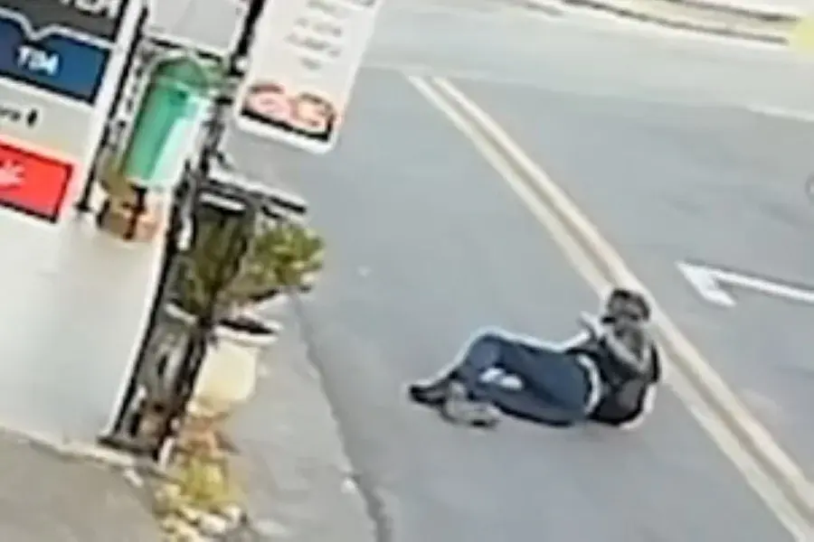 Ladrão chora após ser baleado por comerciante: “Perdão, eu te retorno”. Veja vídeo