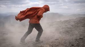 Lugar onde o vento é tão forte que pode derrubar pessoas facilmente chama atenção pelas condições extremas