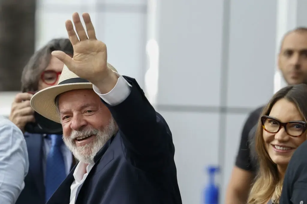 Lula deverá usar chapéu por um mês após cirurgia na cabeça