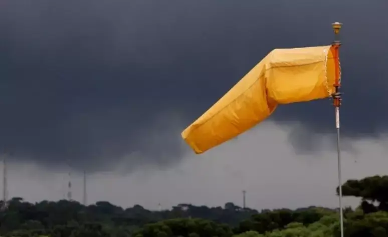 Massa de ar polar e ciclone extratropical marcam avanço de frente fria no Sul