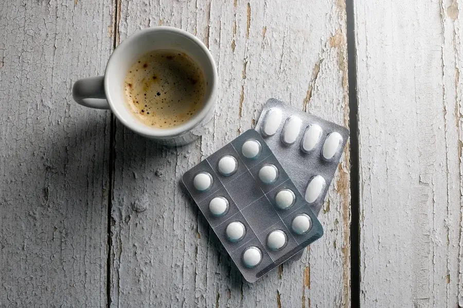 Médico revela se é perigoso tomar o remédio de pressão após beber café