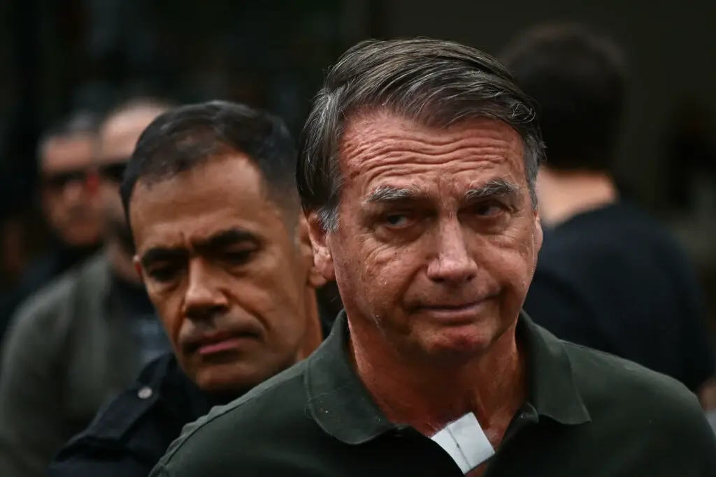 Médicos falam sobre soluços de Bolsonaro durante domiciliar