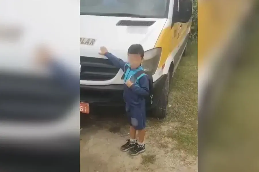 Menino de 5 anos é esquecido em van escolar e encontrado por morador. Veja vídeo