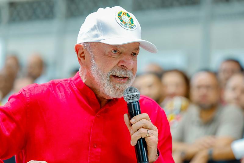Microfone flagra Sidônio orientando Lula a defender o PIX após críticas de Trump