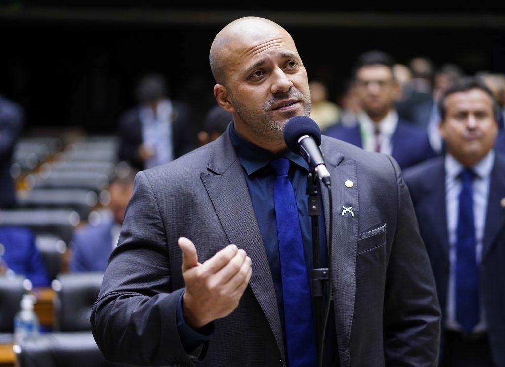 Moraes vota para manter restrições a Daniel Silveira