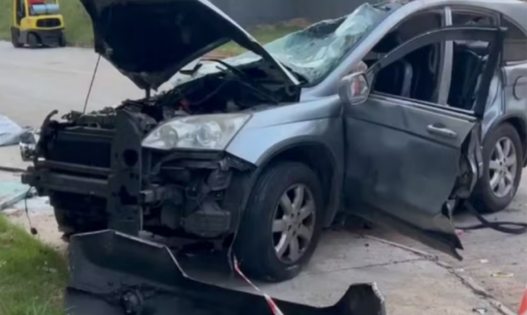 Motorista morre após carro cair de estacionamento de supermercado em Taboão da Serra