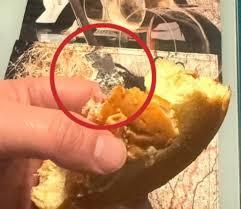 Mulher engasga com lâmina de barbear na Colômbia após comer pão doce