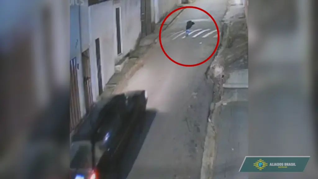 Mulher morre atropelada após deitar na rua em MG