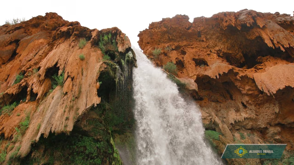Mulher sobrevive milagrosamente após cair de cachoeira de 10 metro de altura