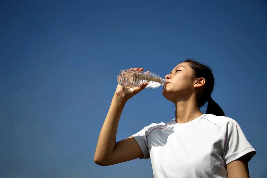 Nefrologista esclarece se beber água demais faz mal para os rins