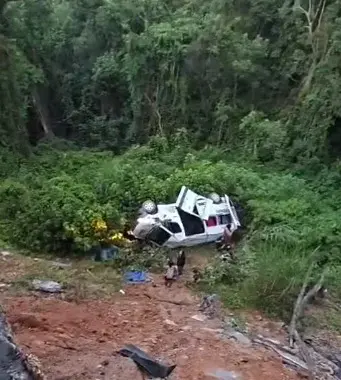 Onze ficam feridos após van que transportava pacientes cair de ribanceira em Angra dos Reis