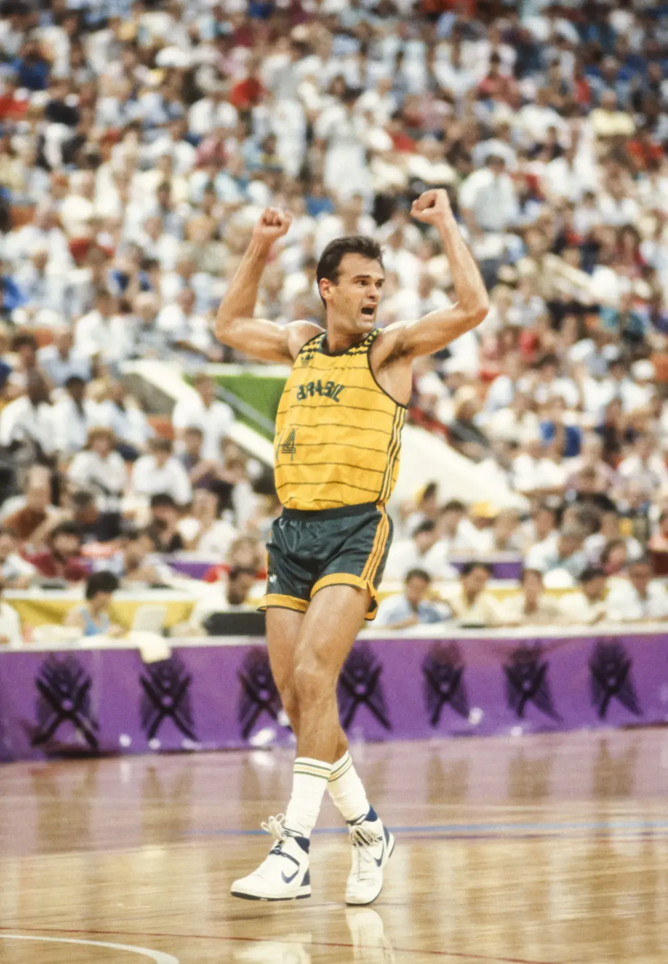 Oscar Schmidt passa mal e é levado para hospital 