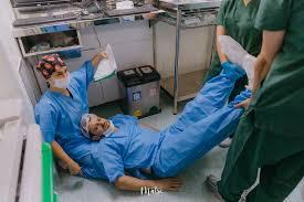 Pai desmaia ao ver filha nascer em SC, diverte equipe e vídeo viraliza nas redes sociais