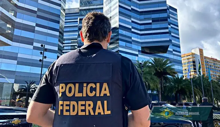 PF aborda morador de prédio por faixa em protesto ao governo Lula em SP; agentes citam “ordens superiores”