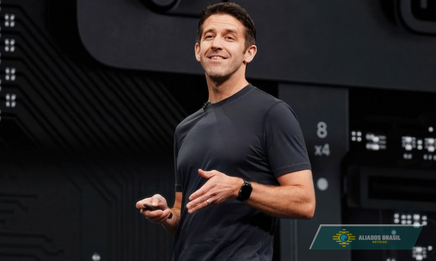 Quem é John Ternus, escolhido para ser o novo CEO da Apple, substituindo Tim Cook