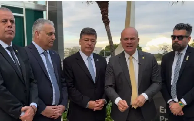 Relatório da CPMI do INSS é entregue a Fux e Mendonça