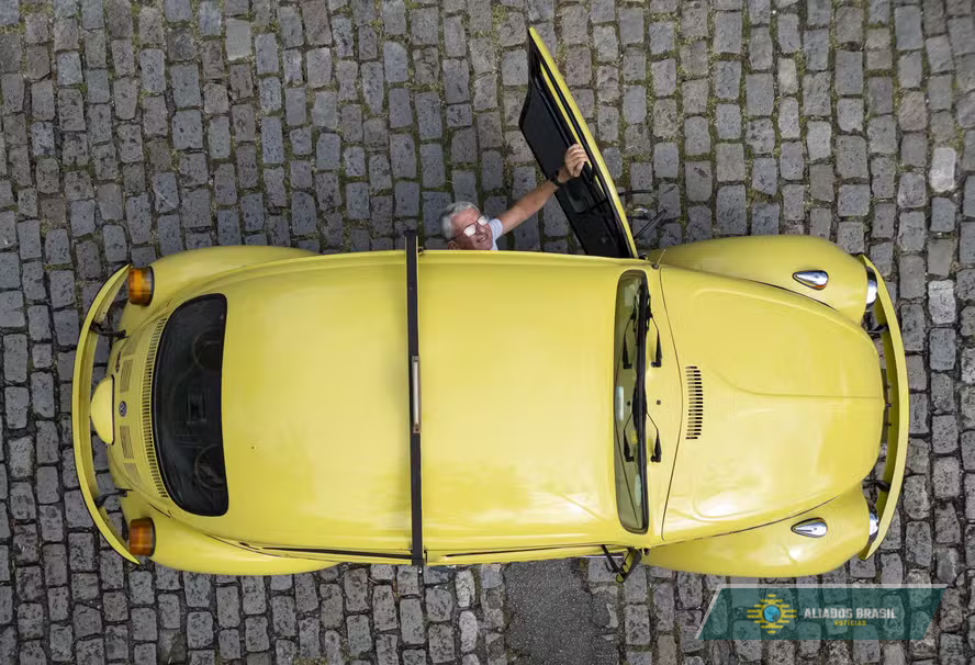 Trinta anos após sair de linha, o Fusca é cada vez mais icônico: atrai olhares, coleciona fãs e inspira histórias de amor