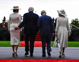 Trump é flagrado com 'mão boba' durante evento com o rei Charles III