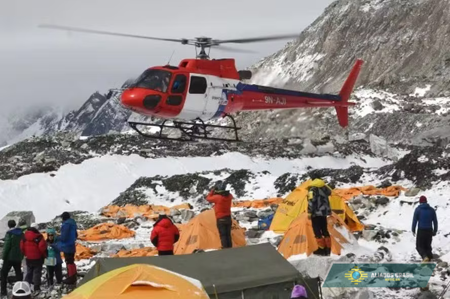 Turistas pressionados a fingir sintomas: fraude em resgates de helicóptero no Everest leva à acusação de 32 e revela esquema milionário