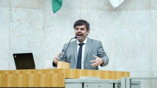 Vereador Adrilles Jorge vai à polícia após receber ameaças de morte