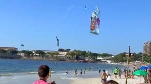 VÍDEO: balão cai na beira do mar em Copacabana e assusta banhistas