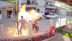 VÍDEO: Homem ateia fogo na própria moto durante fiscalização da PM e mãe fica ferida