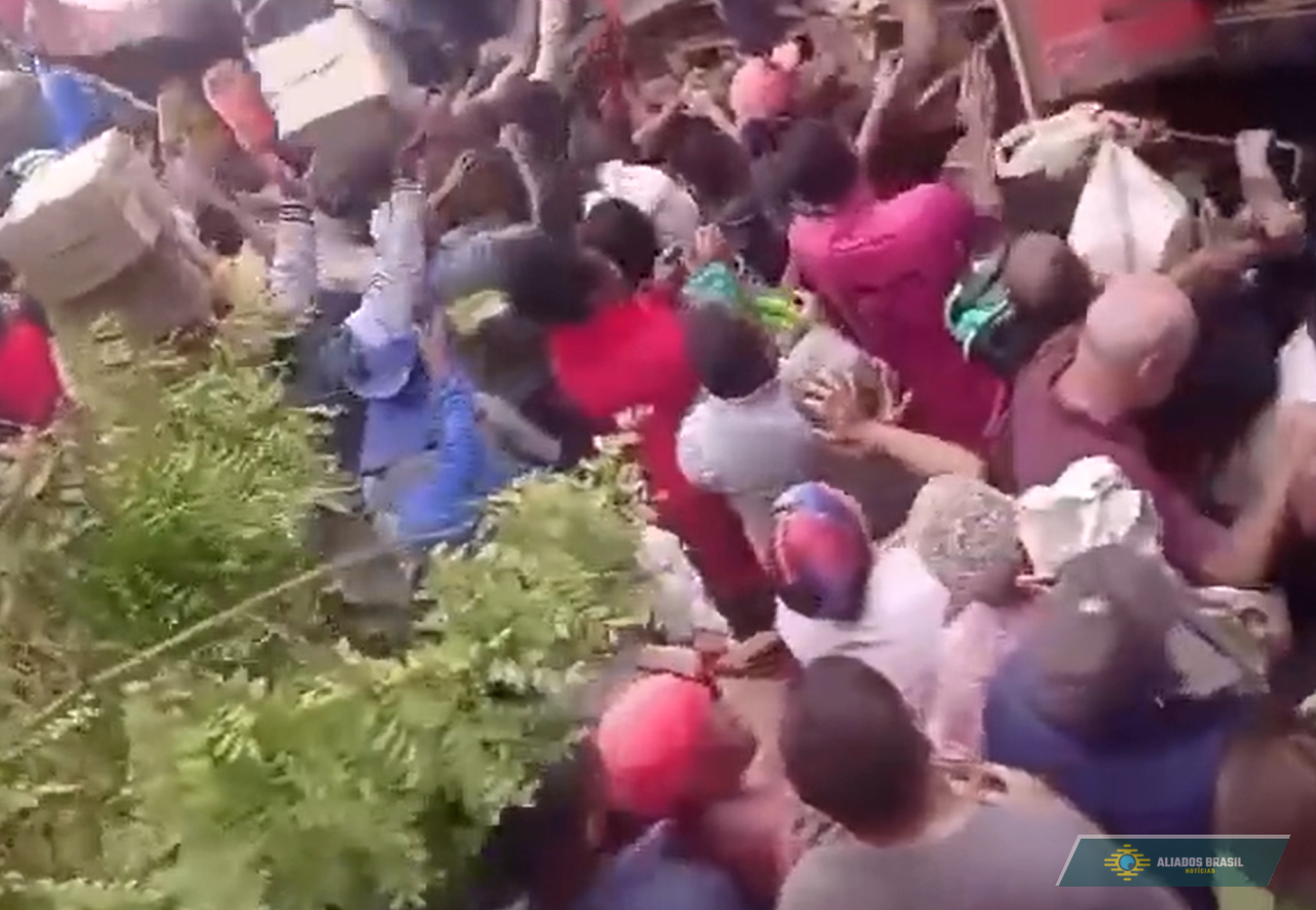 Vídeo mostra multidão saqueando carga de leite após tombamento na Bahia