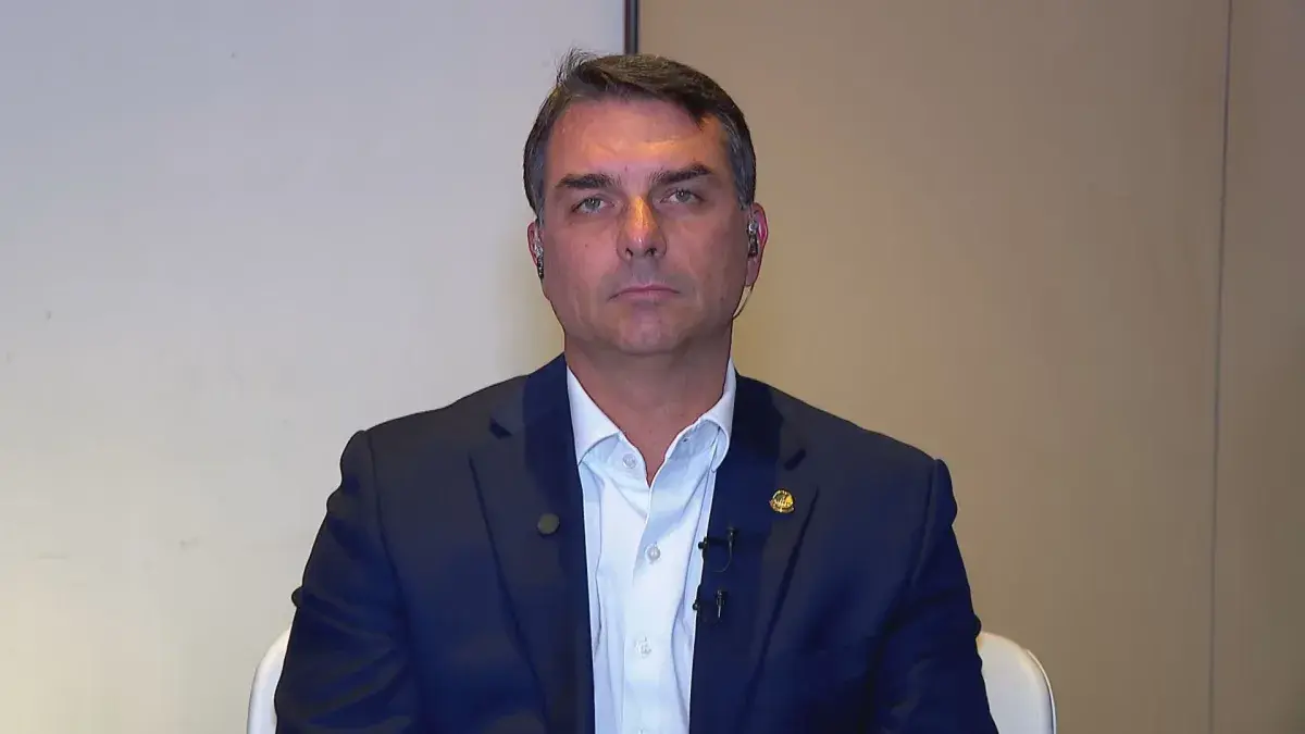 À CNN, Flávio pede desculpas por negar relação com Vorcaro