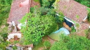 Abandonada há anos, casa de Clodovil em Ubatuba atrai caçadores de fantasmas; o que aconteceu com o imóvel?