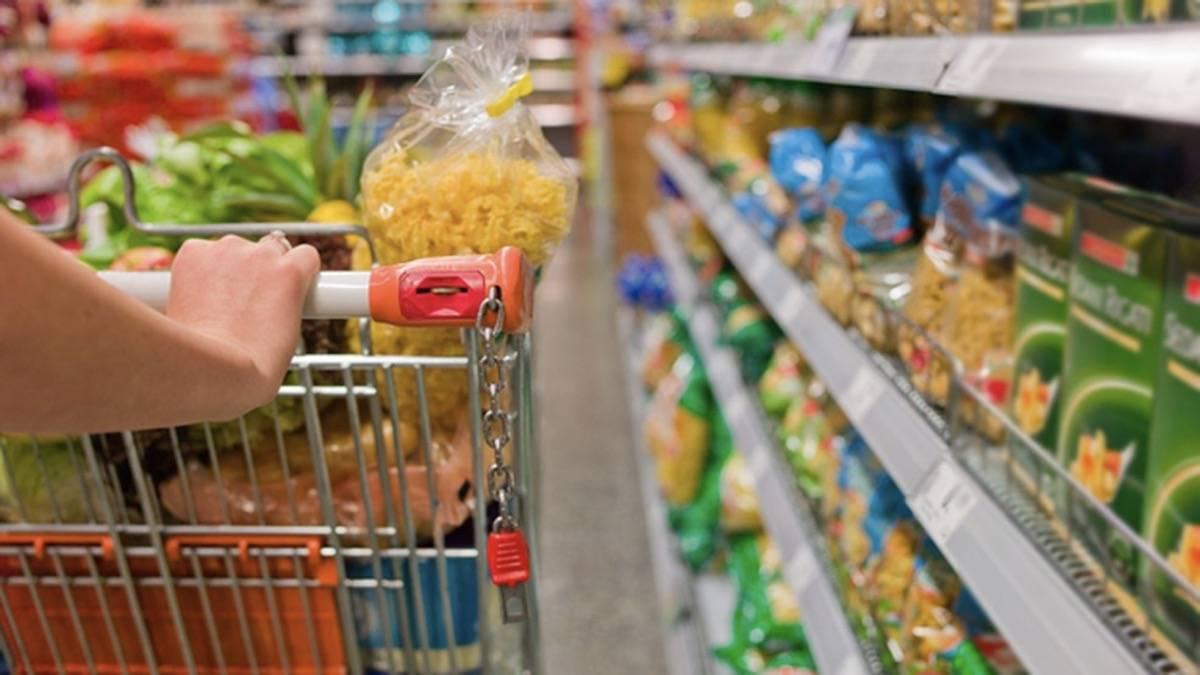 Abril foi cruel para famílias pobres: inflação explode com comida, remédios e luz, aponta Ipea