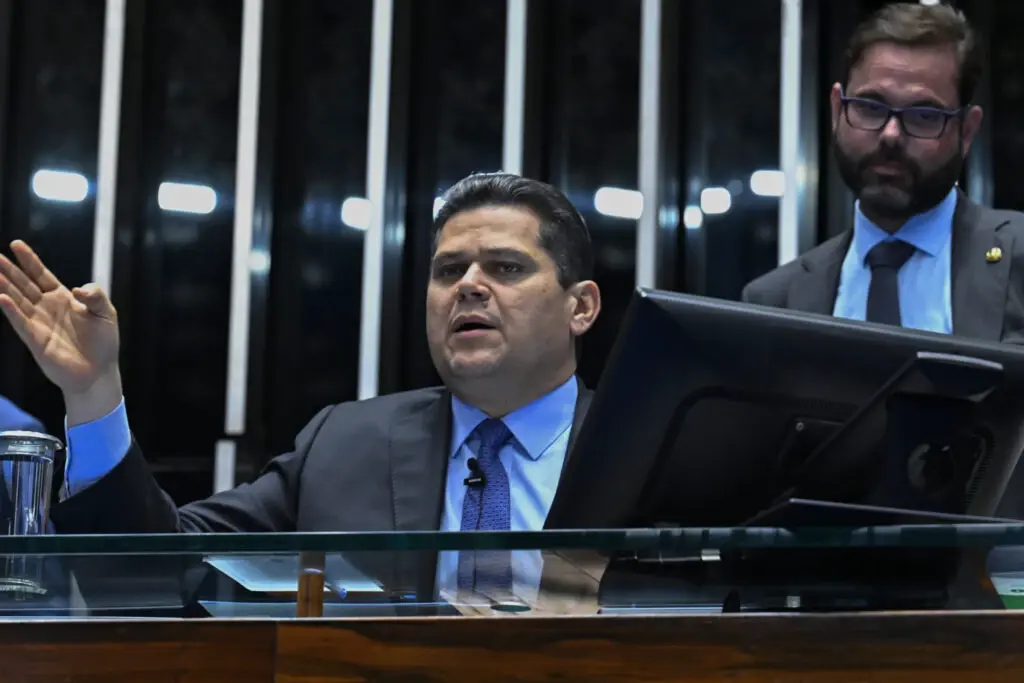 Alcolumbre dá andamento à PEC do horário flexível