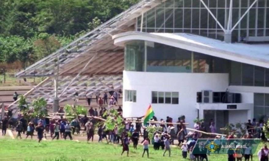 Apoiadores de Evo Morales tomam aeroporto na Bolívia para impedir prisão do ex-presidente
