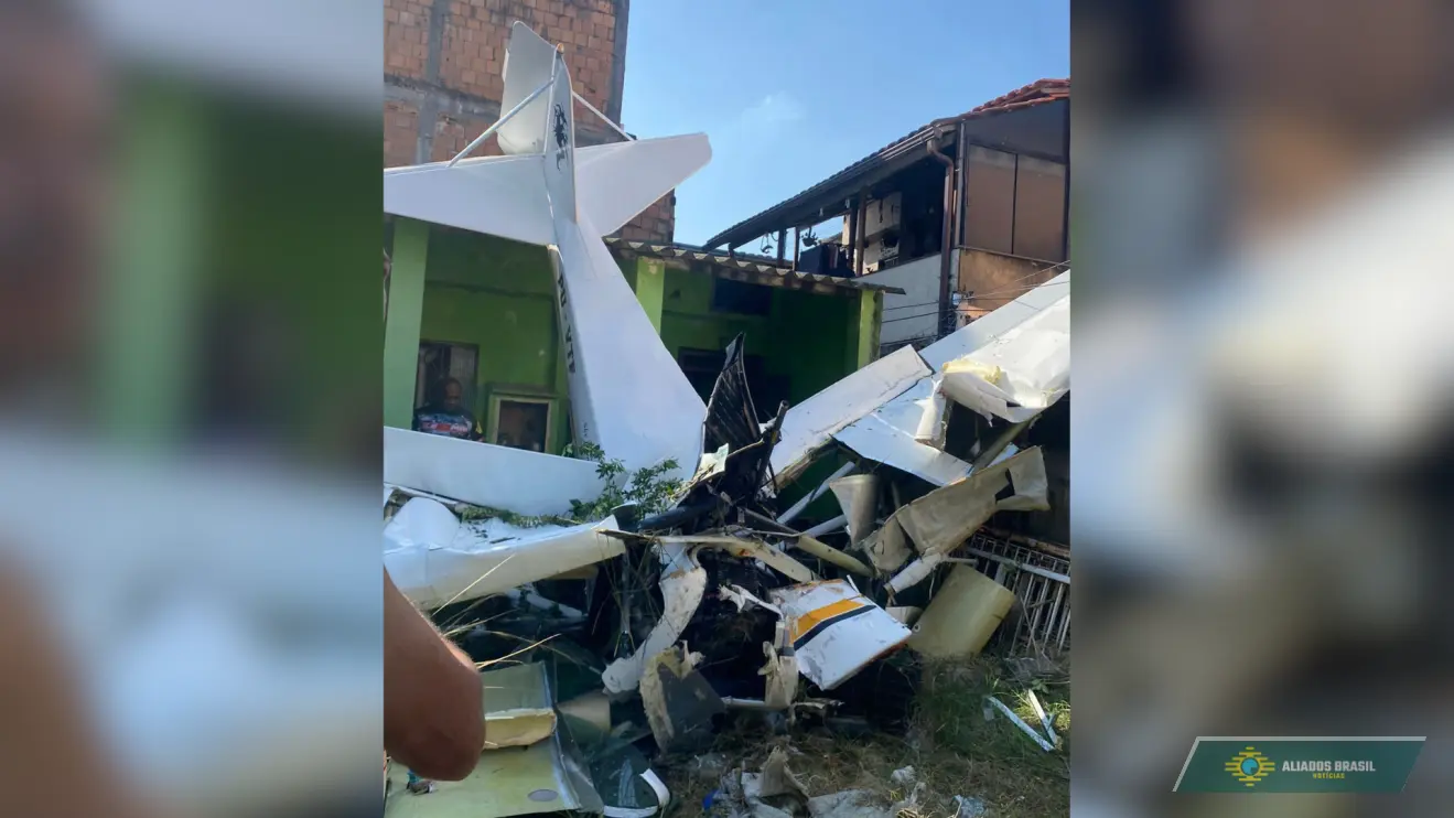 Avião cai sobre casa em Nova Iguaçu (RJ); piloto morreu em acidente