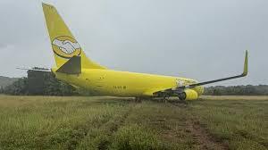 Avião cargueiro da Gol sai da pista após pouso em Salvador