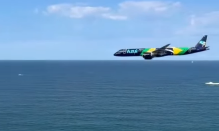 Avião da Azul com bandeira do Brasil faz rasante em 6 praias do Rio