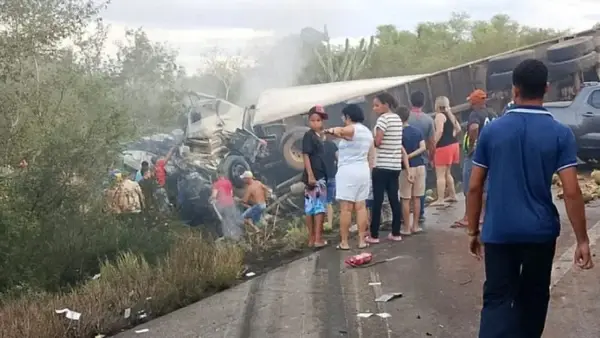 BA: sobe para 15 o total de mortos em acidente entre van e caminhão