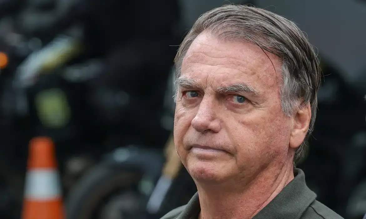 Bolsonaro está com desequilíbrio corporal e recorrentes de soluços, dizem médicos