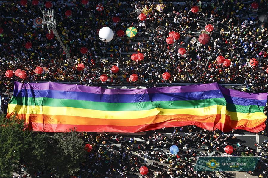 Câmara de SP aprova PL que proíbe crianças na Parada Gay